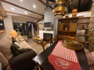 OlopteIdílico refugio de montaña ideal escapadas的带沙发、桌子和壁炉的客厅