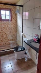 新彼得罗波利斯Recanto Pôr do Sol的一间带卫生间和水槽的浴室