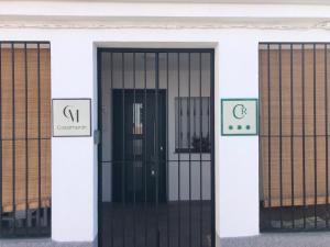 Santiago del CampoCasa Rural Casamanín的建筑物上有两个标志的门