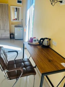瑶亚岛Koh Yao Modern Inn -SHA Plus的厨房配有木制柜台和椅子