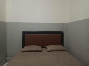 查亚普拉OYO 93090 Multi Plus Inn的一张床上有两个枕头的房间