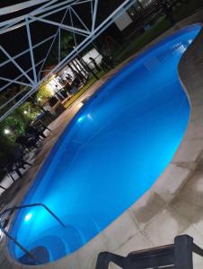 门多萨帕卡里坦普山林小屋的夜间大型蓝色游泳池