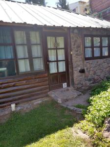 门多萨帕卡里坦普山林小屋的石屋,设有木门和窗户