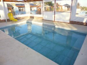 GualeguaychúComplejo Sol y Luna的一座蓝色的游泳池
