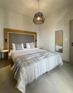 依拉佩特拉Okeanis Mystique South的一间卧室配有一张大床和吊灯