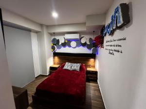 瓜达拉哈拉Departamento Inteligente con Jacuzzi Privado en Zapopan的一间卧室设有红色的床和墙壁