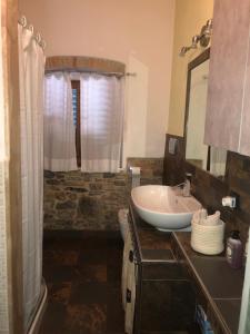 Badia A PassignanoVacanza in Chianti的一间带水槽、卫生间和镜子的浴室