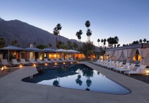 棕榈泉L'Horizon Resort & Spa, Hermann Bungalows的一个带游泳池、椅子和棕榈树的度假村