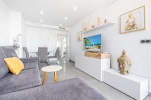 贝尼多姆Gemelos 22-3-21D Apartment Deluxe Levante Beach的客厅配有沙发和桌子