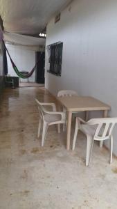 比塔山Home Puerto carreño vichada的一张桌子和两张椅子