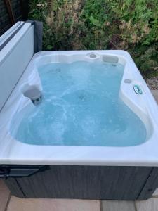 奥本Red Squirrel Pod with Hot Tub的庭院中设有一个按摩浴缸。