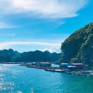 河内Halong Bay Full Day Cruise Kayaking, Swimming, Hiking:ALL INCLUDE的水体边的小城镇