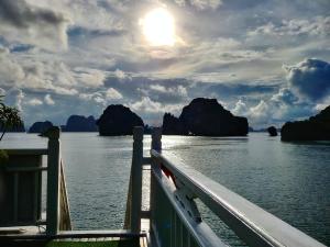河内Halong Bay Full Day Cruise Kayaking, Swimming, Hiking:ALL INCLUDE的船上的船,水里岩石