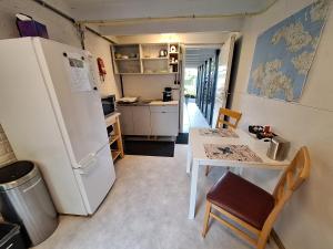 巴勒哈姆斯泰德B&B ZEEUWS KNOOPJE的小厨房配有白色冰箱和桌子