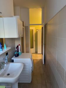 阿罗纳Civico 24 Appartamento in centro ad Arona的一间带水槽、卫生间和镜子的浴室