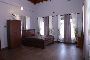 贾夫纳Hajiz Palace的一间卧室设有一张床和一些窗户。