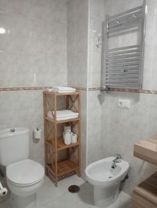 坎加斯德穆拉索Pura Playa - Rías Baixas - Galicia的一间带卫生间和水槽的浴室