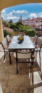 圣米格尔德阿沃纳Casa Palmu apartment - A peaceful and relaxing oasis in Golf del Sur, Tenerife的一张桌子上放着一碗香蕉