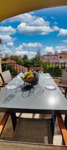 圣米格尔德阿沃纳Casa Palmu apartment - A peaceful and relaxing oasis in Golf del Sur, Tenerife的一张桌子,上面放着一碗香蕉和酒杯