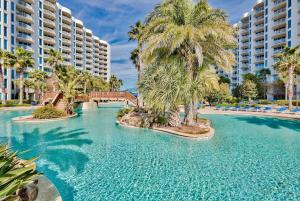 德斯坦Beautiful Junior 2BR/2BA Palms Resort in Destin的度假村内棕榈树游泳池