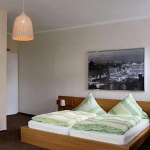 帕德博恩南部酒店的卧室配有一张挂在墙上的床铺