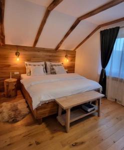 KuterevoGuest Accommodation Butina的一间卧室配有一张大床和一张桌子