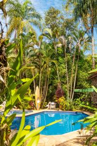 博西坎加Vila dos Tupinambás的棕榈树度假村内的游泳池
