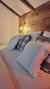 KuterevoGuest Accommodation Butina的一张大床,上面有几个枕头