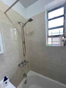 纽约Deluxe Manhattan room的带淋浴和浴缸的浴室