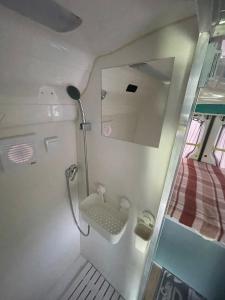 波多黎多德萨贡托Дом на колесах (Караван)的一间带水槽和床的小浴室