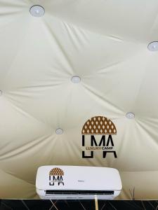 瓦迪拉姆Lma Luxury Camp的天花板上标有标志的白色帐篷