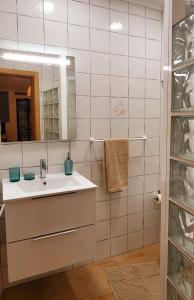 米尔芳提斯城Cantinho de Milfontes Jacuzzi的一间带水槽和镜子的浴室