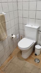 米尔芳提斯城Cantinho de Milfontes Jacuzzi的浴室设有白色卫生间和地毯。