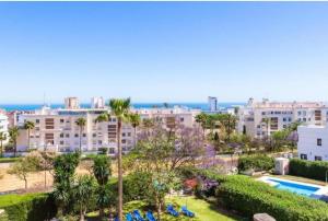 多列毛利诺斯Apartment Club Playa Flores的享有带游泳池和建筑的度假村的空中景致