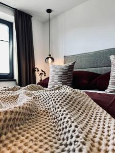 埃布斯Luxury Apartment, Kaisergebirge的卧室的床上大被子