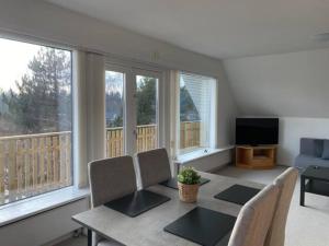 比克勒Apartment near nature的客厅配有桌椅和窗户。