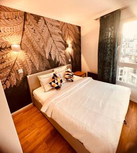 库尔布瓦Ryan Homes - in ApartHotel - La Défense的卧室配有白色的床和枕头。