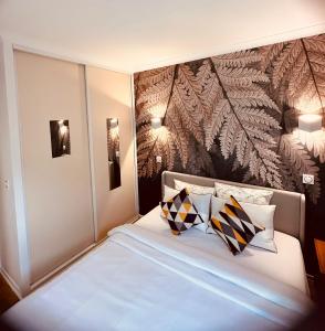 库尔布瓦Ryan Homes - in ApartHotel - La Défense的卧室配有带枕头的大型白色床