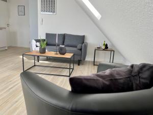埃默里希PANORAMA - Exklusives Apartment an der Promenade mit Dachterrasse & Rheinblick的客厅配有沙发和桌子