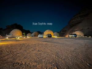 瓦迪拉姆Rum Sophia camp的一群夜晚在沙漠中的圆顶