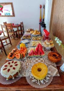 塞古罗港POUSADA DAS FLORES的一张桌子上有很多种不同的食物