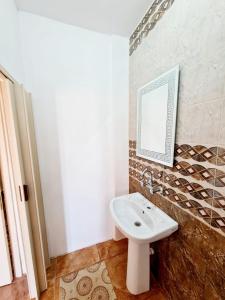 瓦迪穆萨Petra Sunset Bed & Breakfast的浴室设有白色的卫生间和镜子