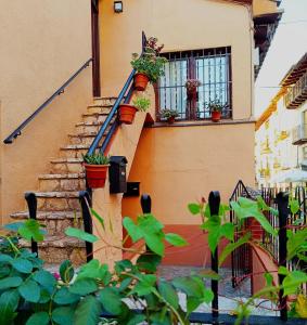 瓦德诺比斯ATALAYA DEL RÍO的楼梯上种有盆栽植物的房子