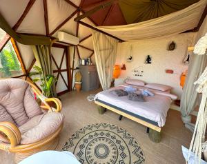 萨潘贾Sapanca Dome Glamping的帐篷内一间卧室,配有一张床和一张沙发