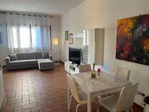罗马海岸度假屋的客厅配有桌子和沙发