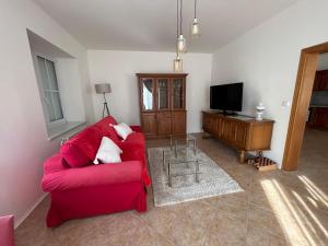 帕尔杜比采Apartmán Svítkov 21的客厅配有红色沙发和电视
