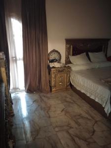 开罗Elfahd的一间卧室设有一张大床和一个窗户。