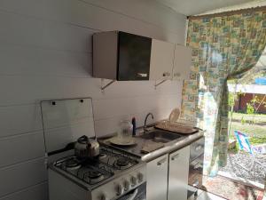 San LuisAmor amor的厨房配有炉灶和水槽