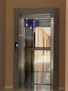 地拉那Hotel Kaloshi的走廊上的大楼里的电梯