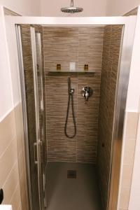 科莫B&B Spina Verde的浴室内带软管的淋浴